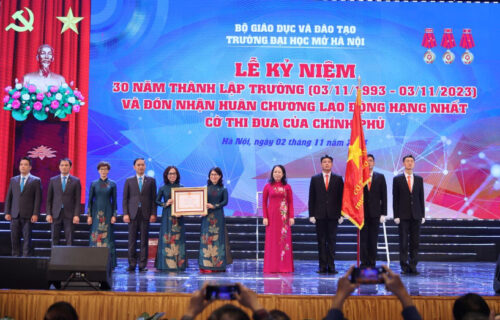 Trường Đại học Mở Hà Nội đón nhận Huân chương Lao động hạng Nhất và Cờ thi đua của Chính phủ