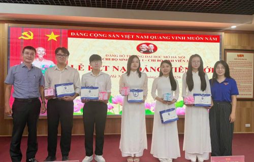 SINH VIÊN KHOA TIẾNG ANH VINH DỰ ĐƯỢC KẾT NẠP ĐẢNG