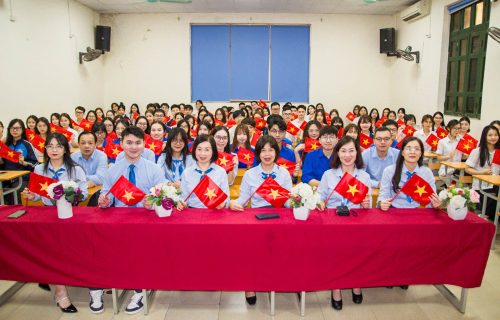 KHOA TIẾNG ANH HÒA CHUNG KHÔNG KHÍ TƯNG BỪNG TẠI LỄ KHAI GIẢNG NĂM HỌC 2026 – 2027